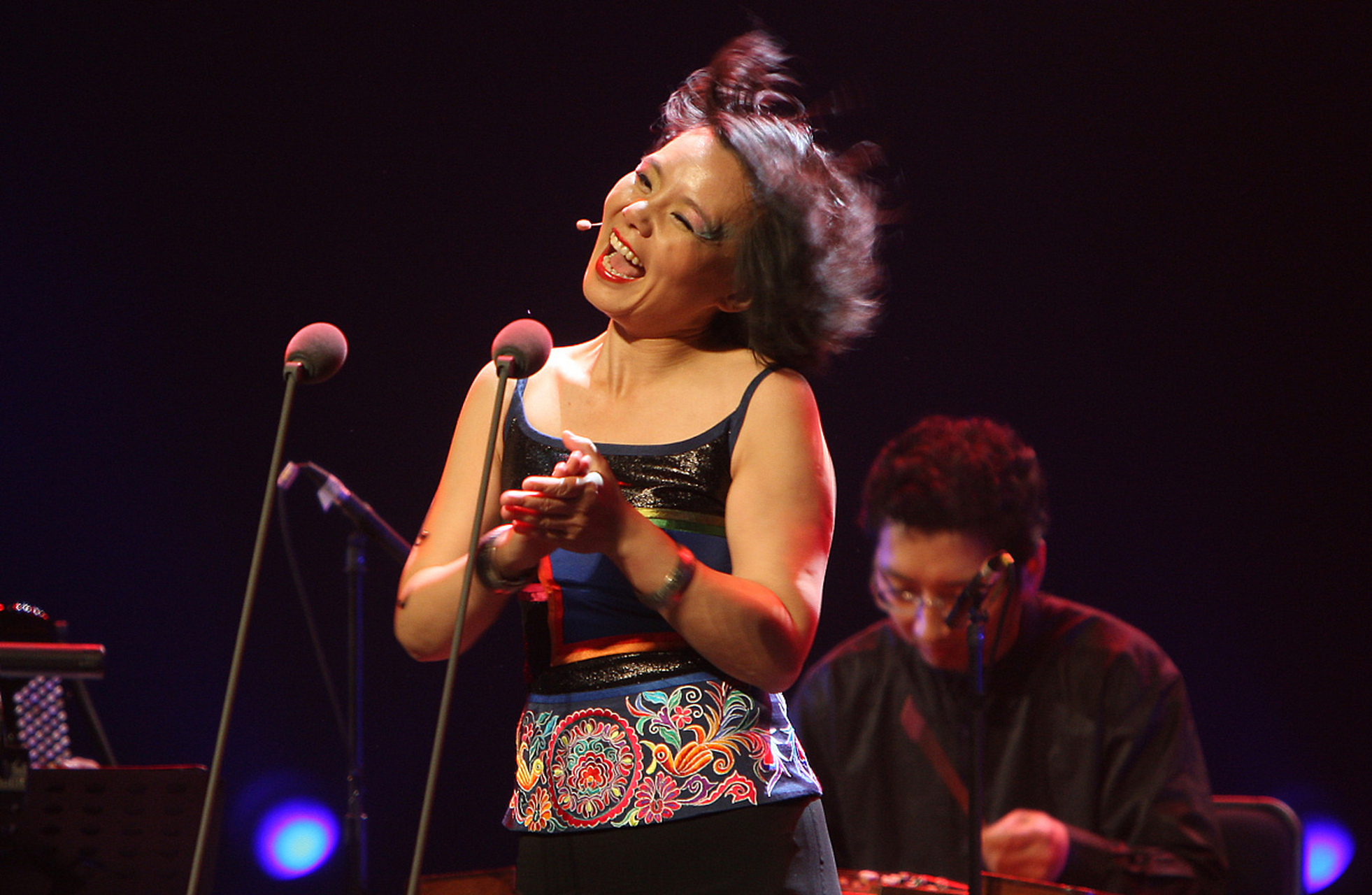 龚琳娜  8月1日是龚琳娜的生日.