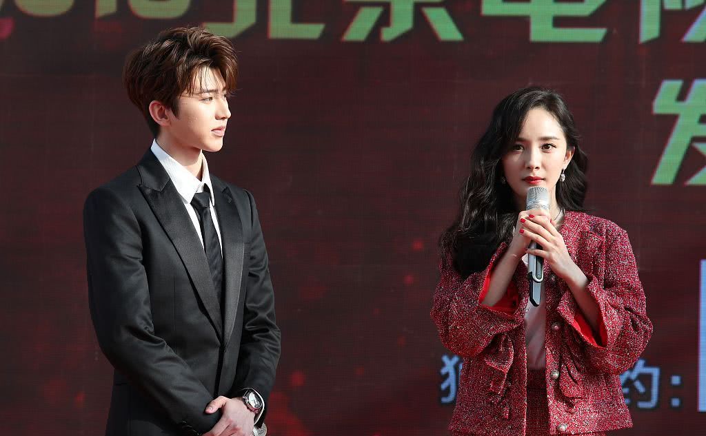 神仙同框!杨幂蔡徐坤合体拜早年,红衣喜庆扫离婚阴霾重回少女颜