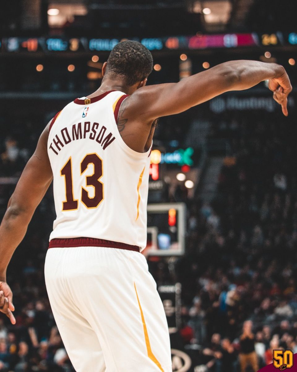 骑士官方推特晒出今日比赛照片:胜利的共鸣