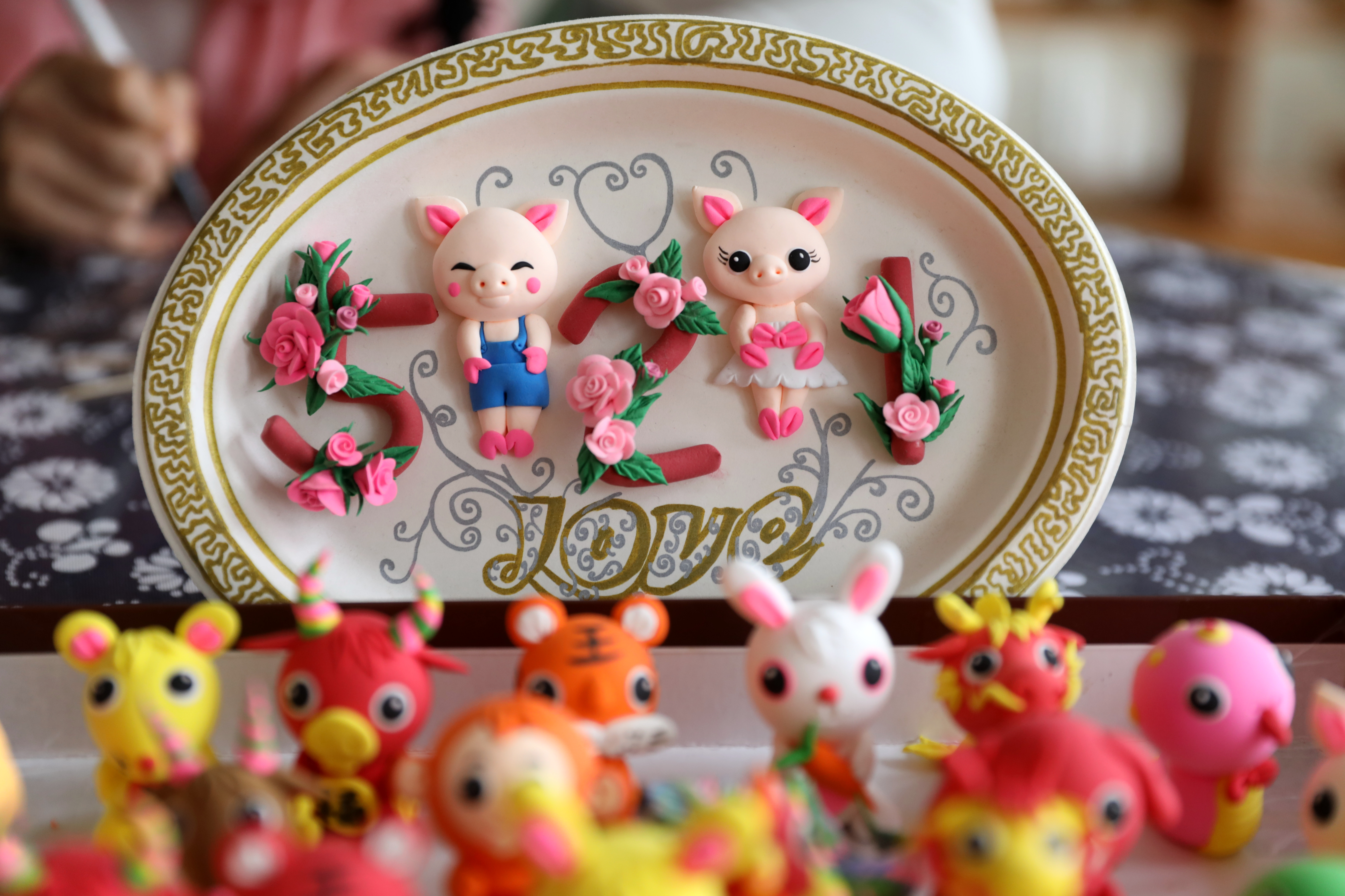 粘土捏塑 "萌猪"迎春