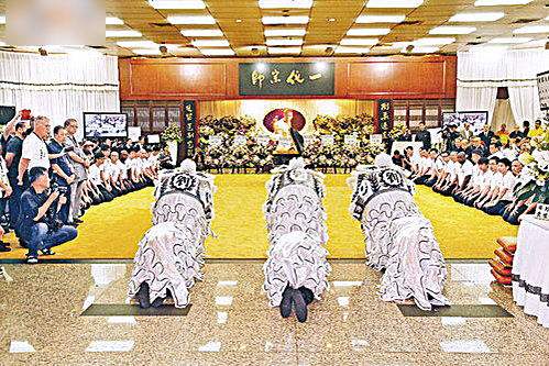 刘家良是武学上的一代宗师,香港著名导演,也是郑少秋的师父.