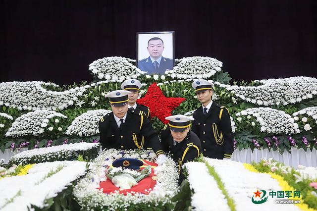救火英雄走好,空降兵李道洲烈士追悼会在武汉举行
