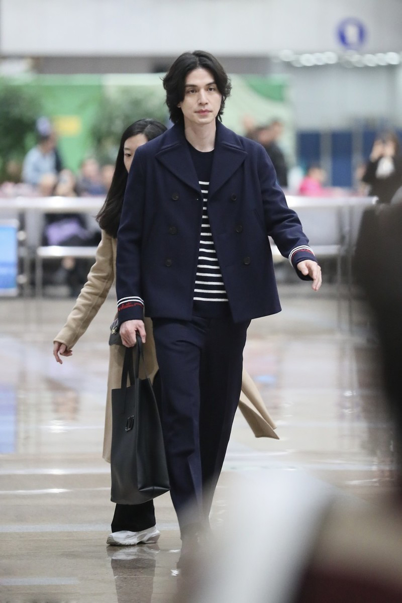 37岁李栋旭五官似雕刻仿佛吃了防腐剂,"薛功灿"长发造型显阴柔