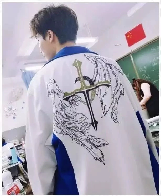 "00"后的校服涂鸦,一个比一个画工好,网友:这也太帅了吧