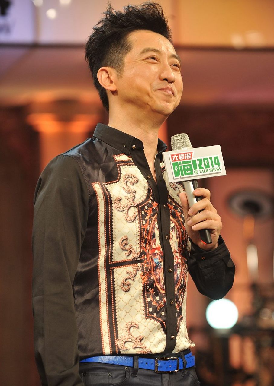 11月19日,据媒体报道,庾澄庆在出席活动时,首次回应儿子穿女装一事