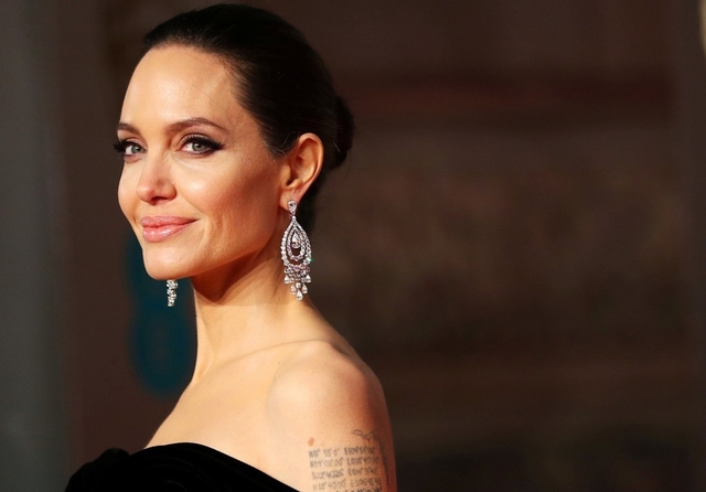 安吉丽娜·朱莉懒理皮特绯闻露背部纹身