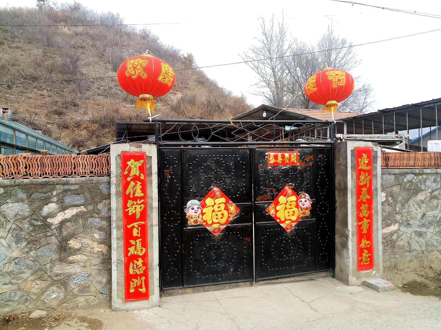 挂灯笼,贴对联,东北小山村的节日气氛嗨起来,让人羡慕的农家院