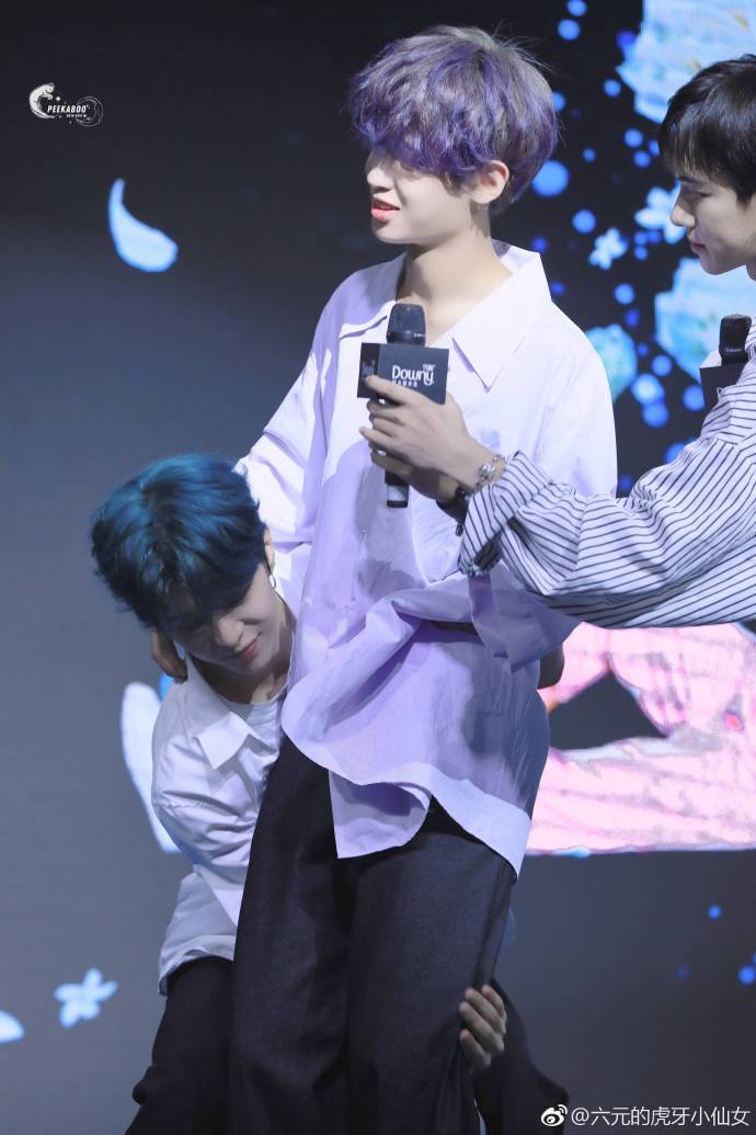 范丞丞公主抱黄明昊,网友:工作时间你们干嘛呢