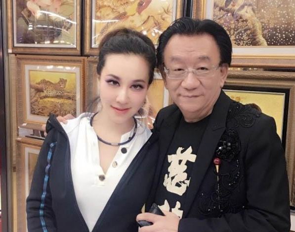 侯耀华豪宅内景曝光,家中摆满各种古董字画,怀中的小宠物成亮点