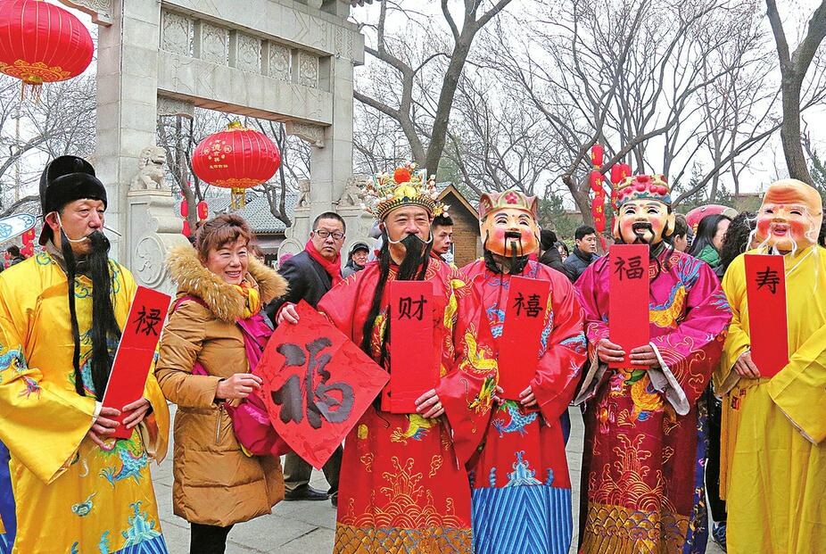 大年初五"迎财神"千佛山上好热闹