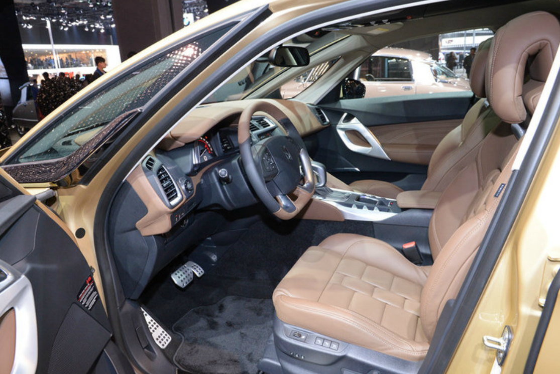 这款车的前排空间很大,可以让驾驶人舒适的驾驶.