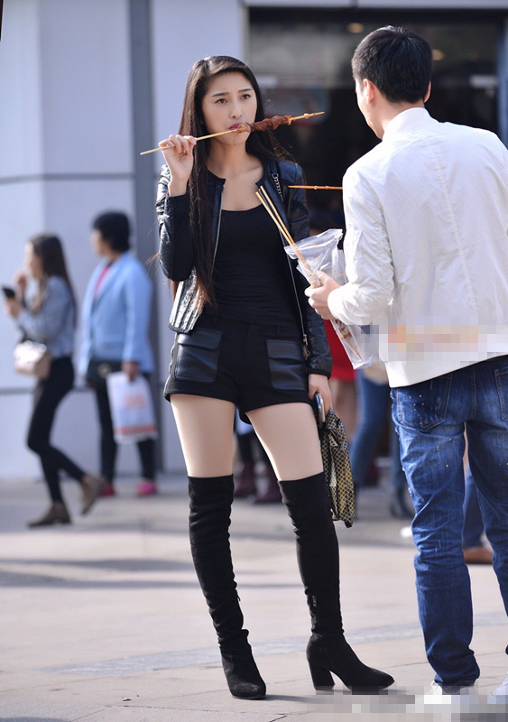 街拍:正在吃烤串的美女,过膝靴,大白腿,黑色超短裤,身材丰腴