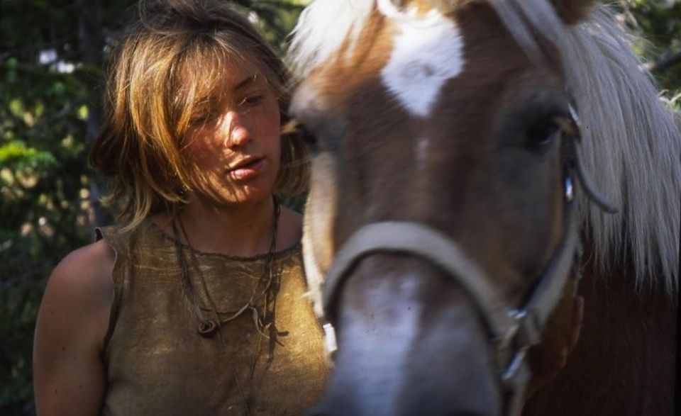 50岁女野人隐居森林20多年,猎狼吃肉,冬天穿25件动物皮毛御寒