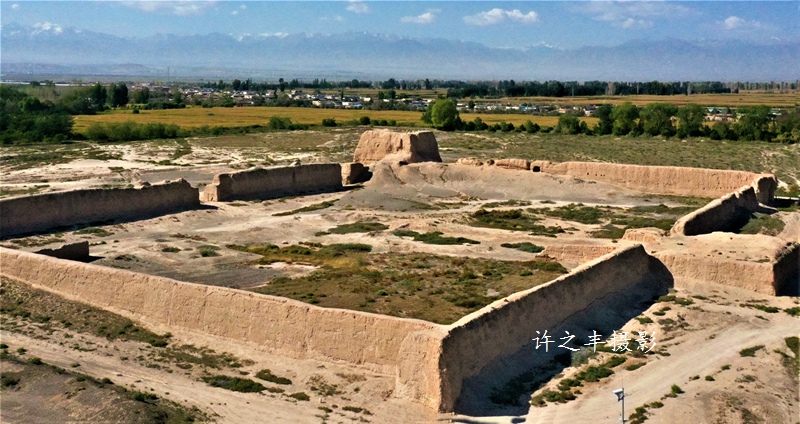 明长城角下的骆驼城遗址