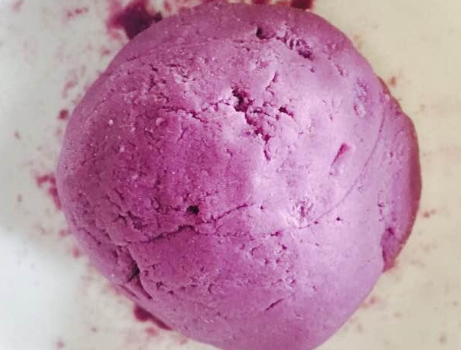 两个紫薯半碗糯米粉,一压一煎,香甜软糯低脂,零食早餐两不误