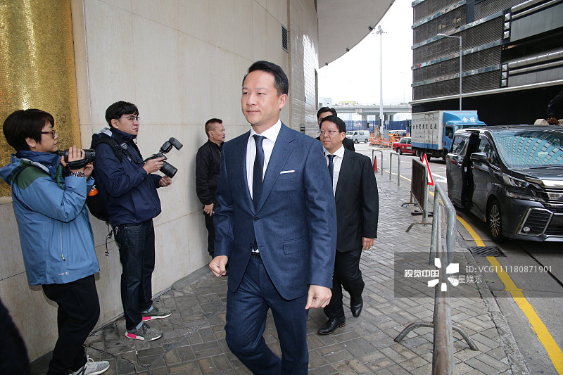 香港船王之子许世勋出殡 儿媳李嘉欣携孙子黑衣现身,何厚烨送花