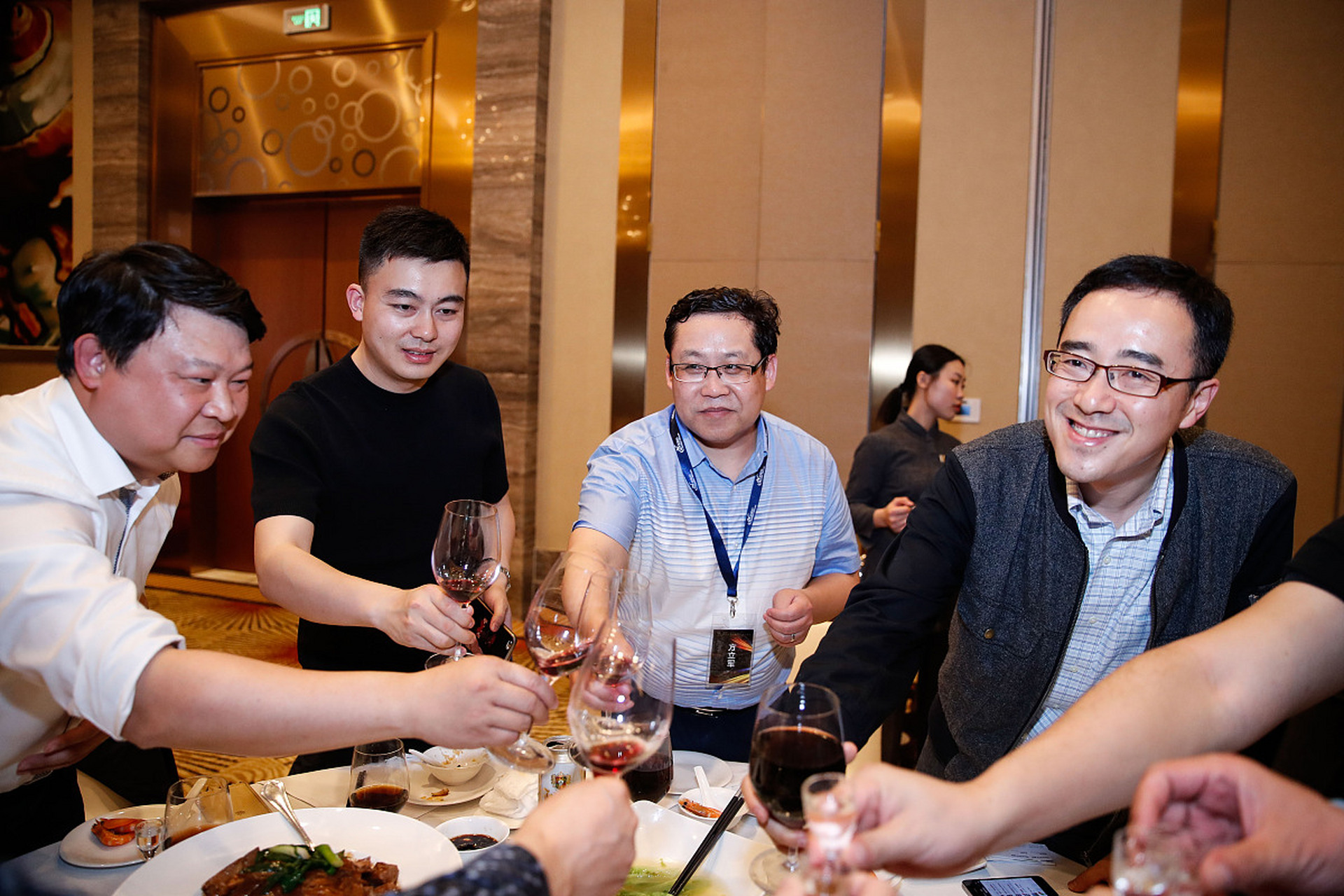 15个在职场饭局上的技巧,让你混得如鱼得水, 一,少言多行,保持低调,多