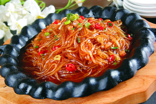 铁板水晶粉:原料水晶粉(即红苕粉条),酸包菜,猪肉沫.