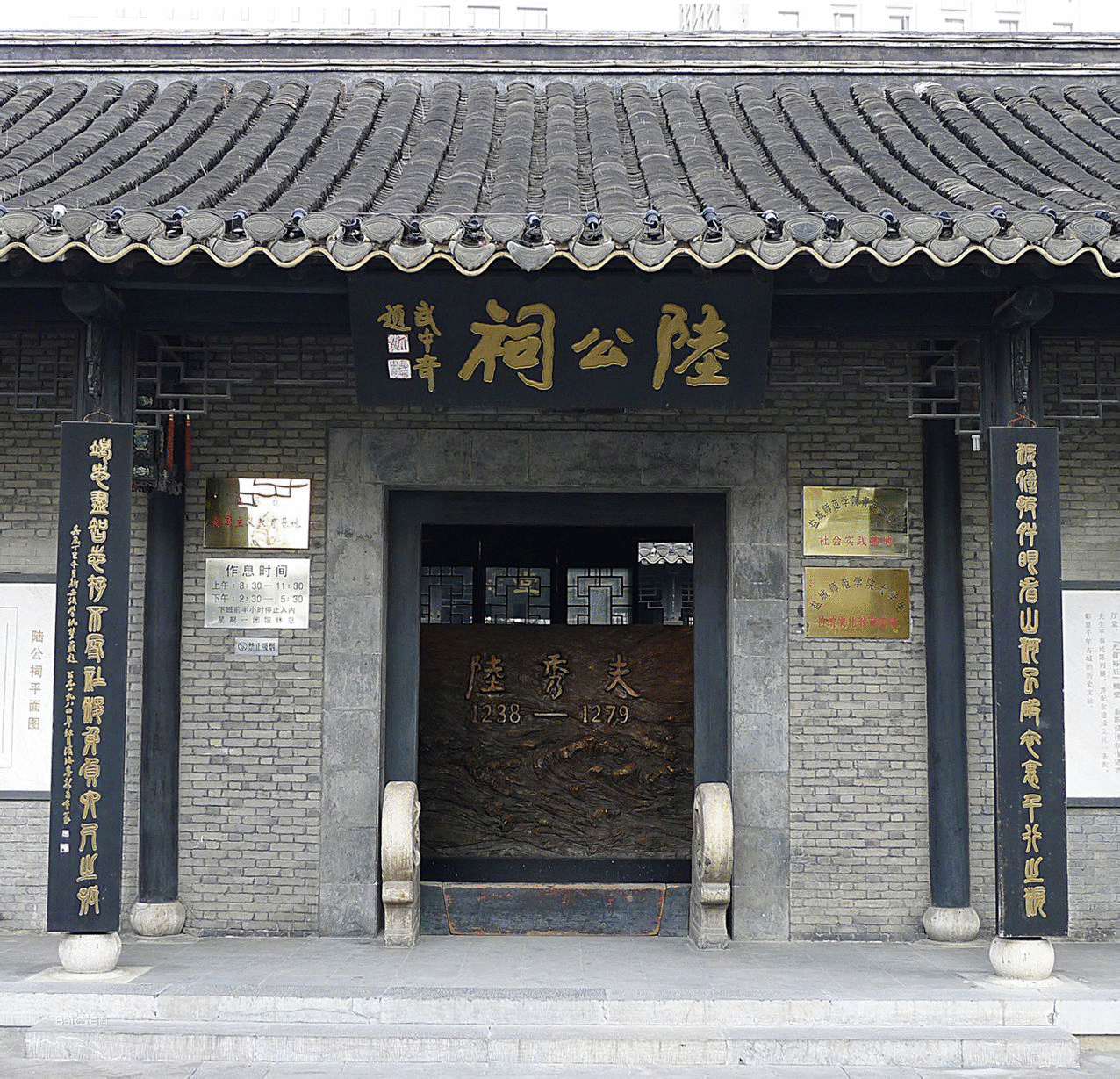 陆秀夫放手一搏,在元军的围剿下,背着小皇帝投海而死!