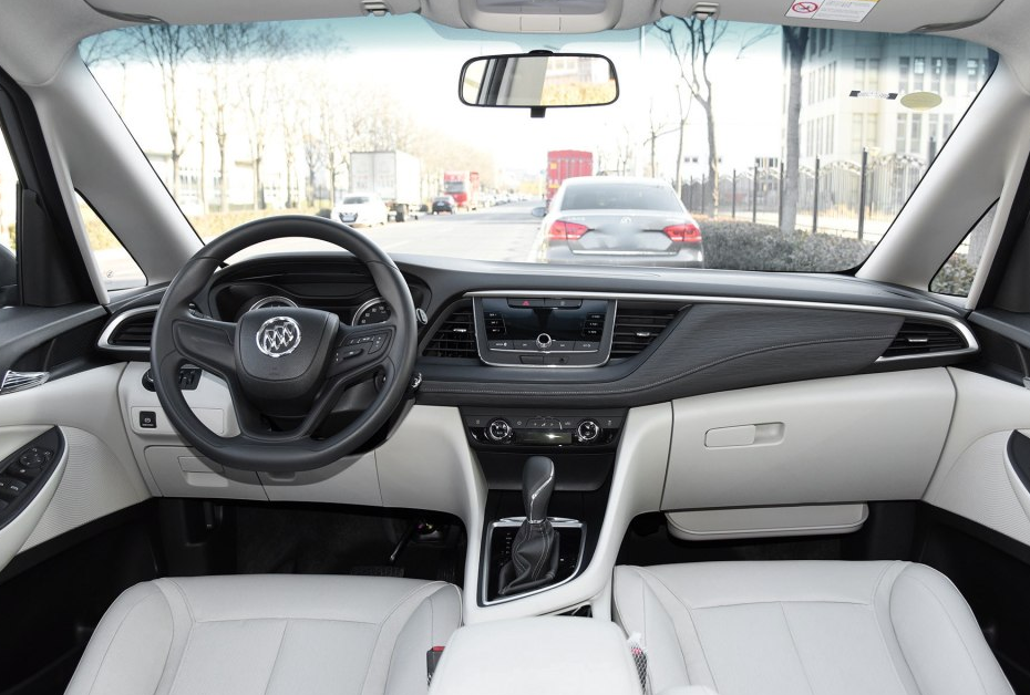 内饰风格比较不错,大气又高档,但是欠缺一点个性,简单,明亮,宽敞而