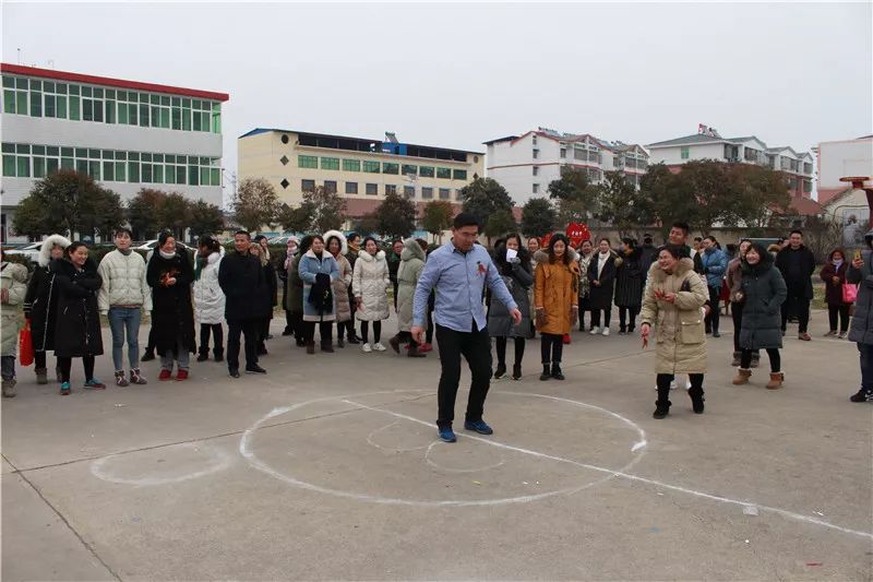 宿羊山镇中心小学举行缤纷冬日之"迎新春"教师冬季三项比赛