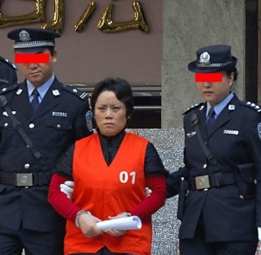 她是黑帮大姐大,曾包养16个帅哥供自己享乐,落网后却成这样