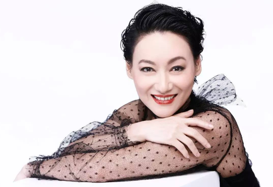 她是满族正黄旗后裔,家道中落后3岁随母乞讨,49岁成双料视后