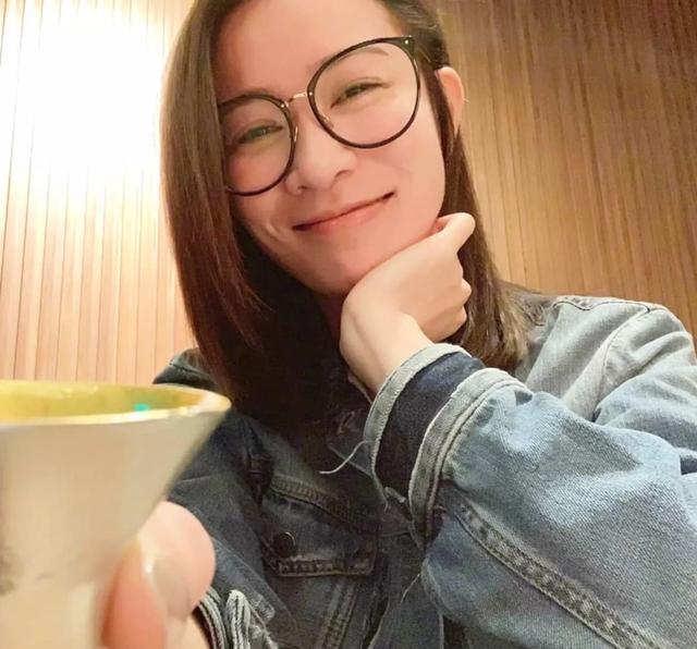 最近姚子羚频频在社交平台上载新剧《黄金有罪》的造型照,其中她经常