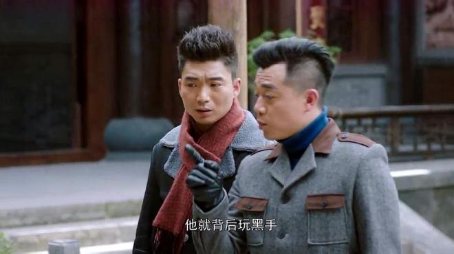 黄维山再也按捺不住，上前将白露死死地压在了身下，并将其玷污