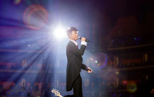 李克勤回故乡开30周年演唱会 引无数乐迷期待