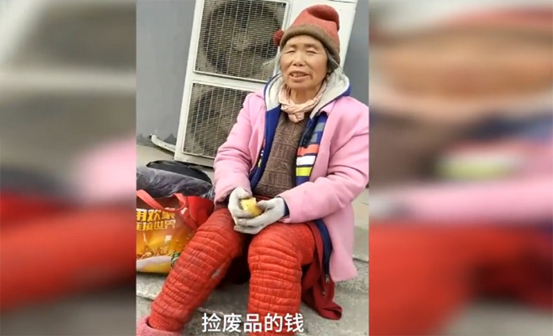 65岁老奶奶捡破烂只为旅游,网友:老了也梦想走天涯