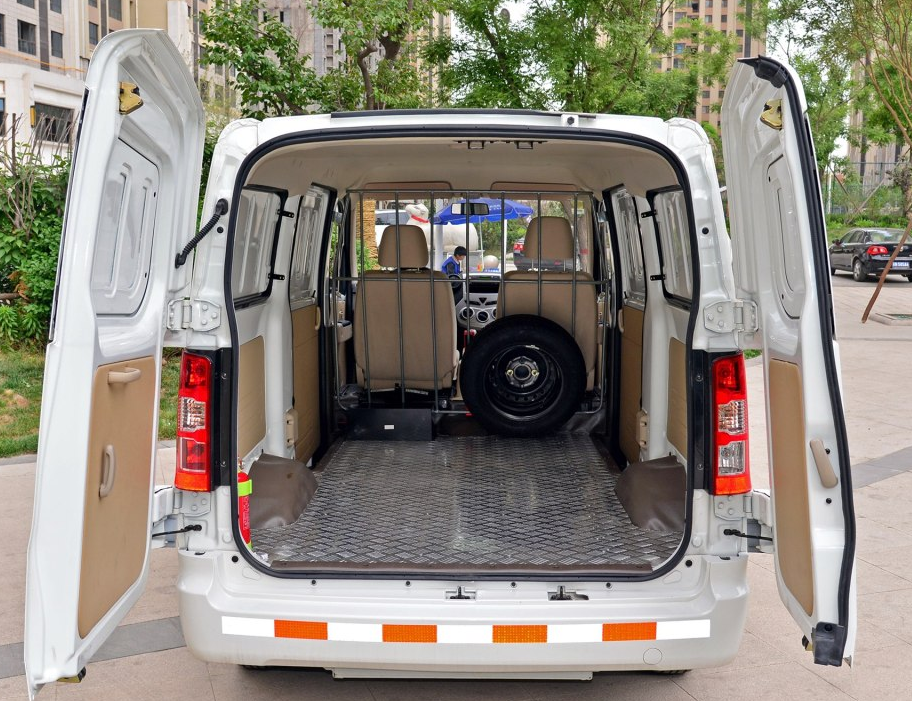 海格h4e的外形沉稳大气,气场非常足,整车刚柔并济的造型