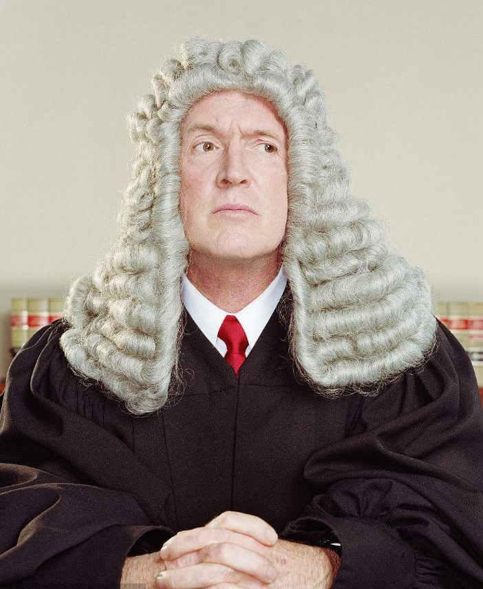 法官为何要戴一顶白色卷发,难道是怕犯人成心报复?涨见识了