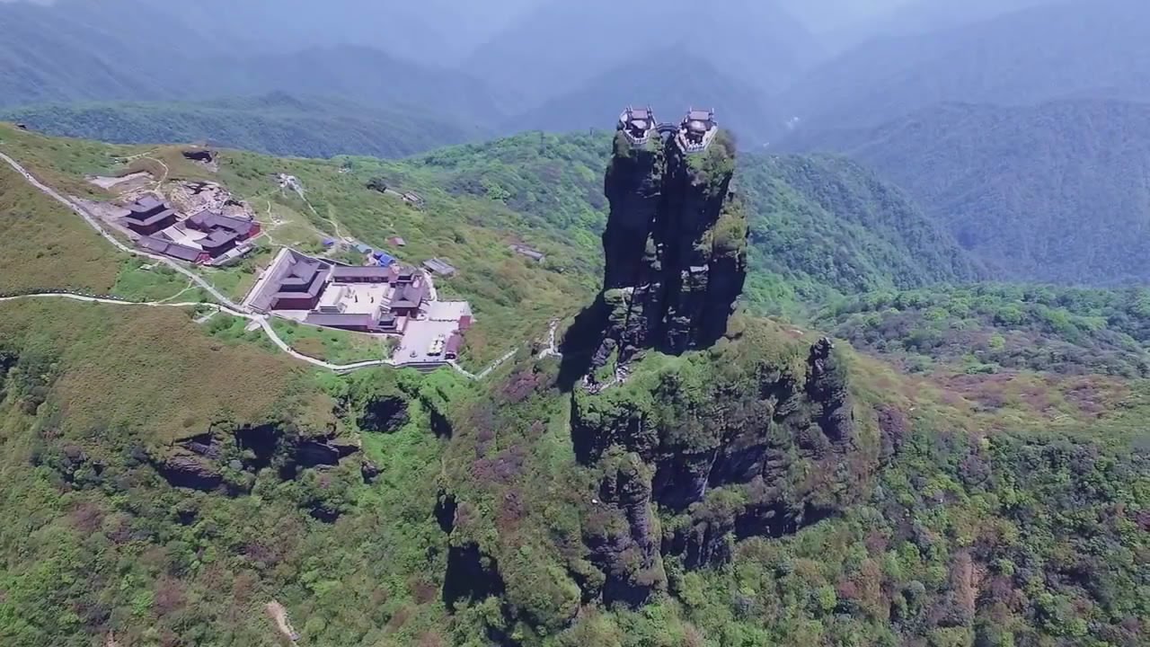 我国这处寺庙屹立在千米绝峰上,建造者的智慧让中外游客折服