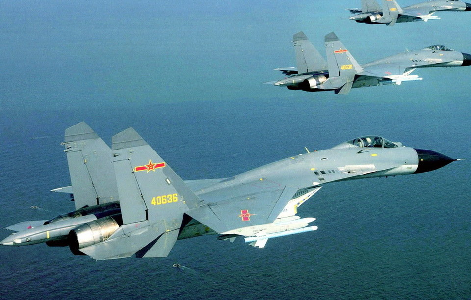 海峡局势日趋升级,歼11编队绕飞台岛后,美舰在菲律宾海猛烈开火