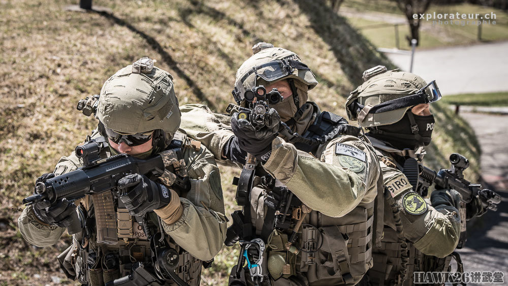 瑞士洛桑特警实战训练 盾牌手膂力惊人 看不见的训练成本最昂贵