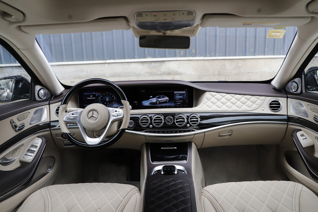 迈巴赫s级的外观大气时尚,内饰精致且豪华,起售价仅140.88万