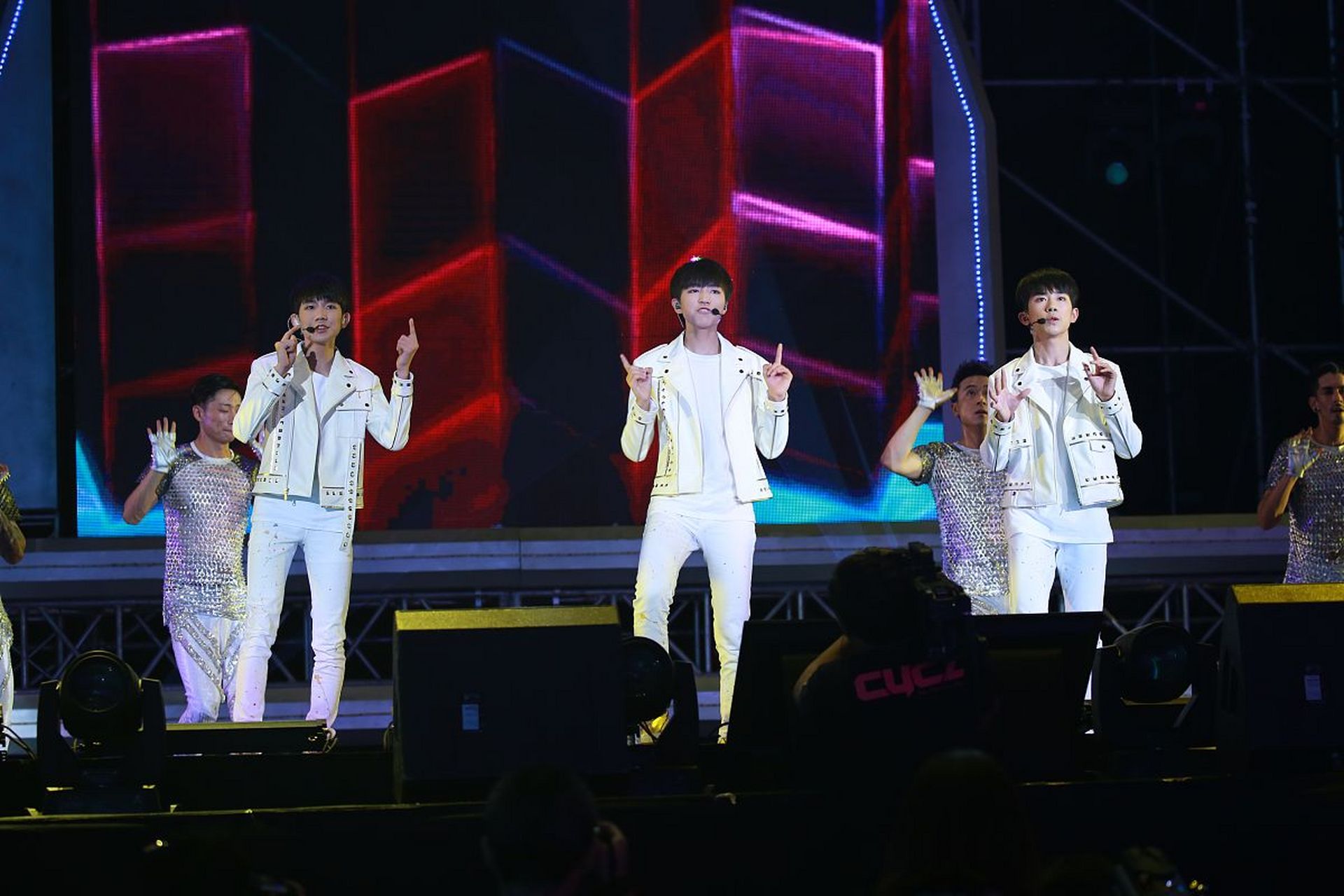 并取消一切选秀综艺,最近tfboys演唱会引得怨声载道,很多年轻女生为了