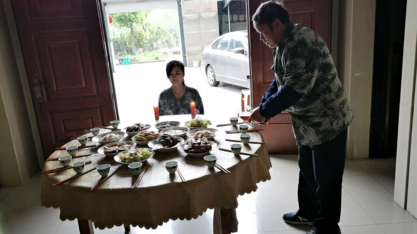 实拍农村传统风俗过清明,一桌子菜邀请爸妈来吃饭,嫁得近就是好