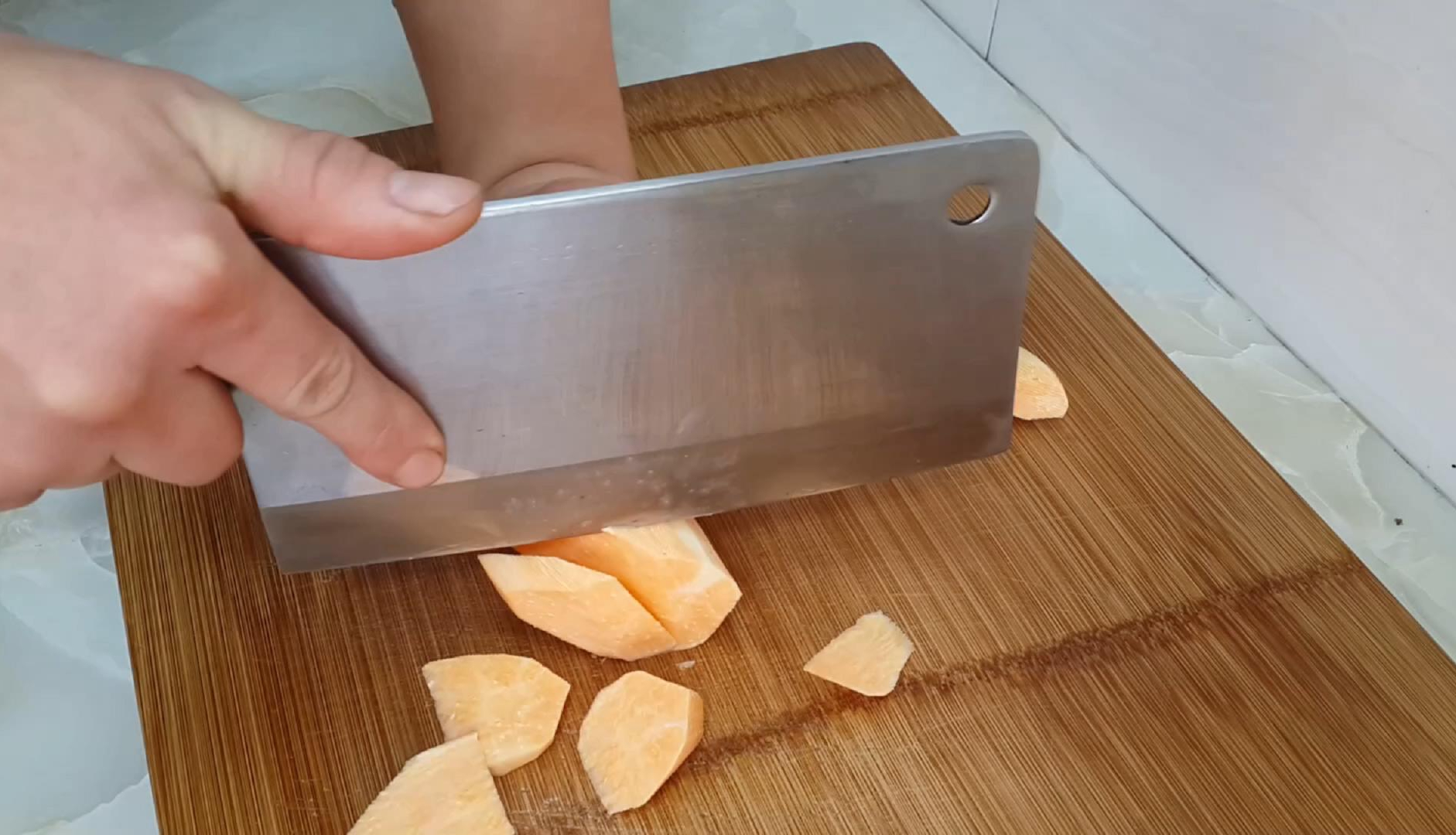 将两个红薯,切成滚刀块