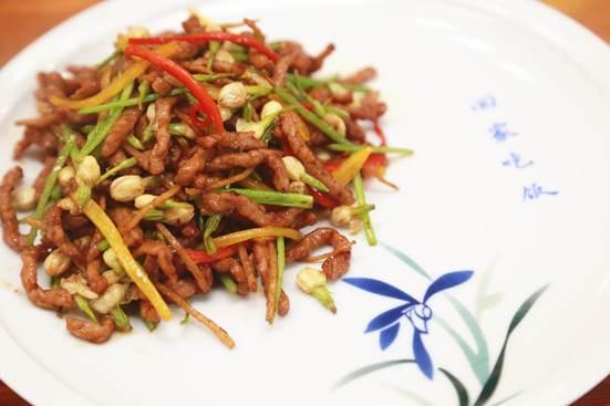 美丽的鲜花也能做成菜!教你做一道茉莉花炒牛肉