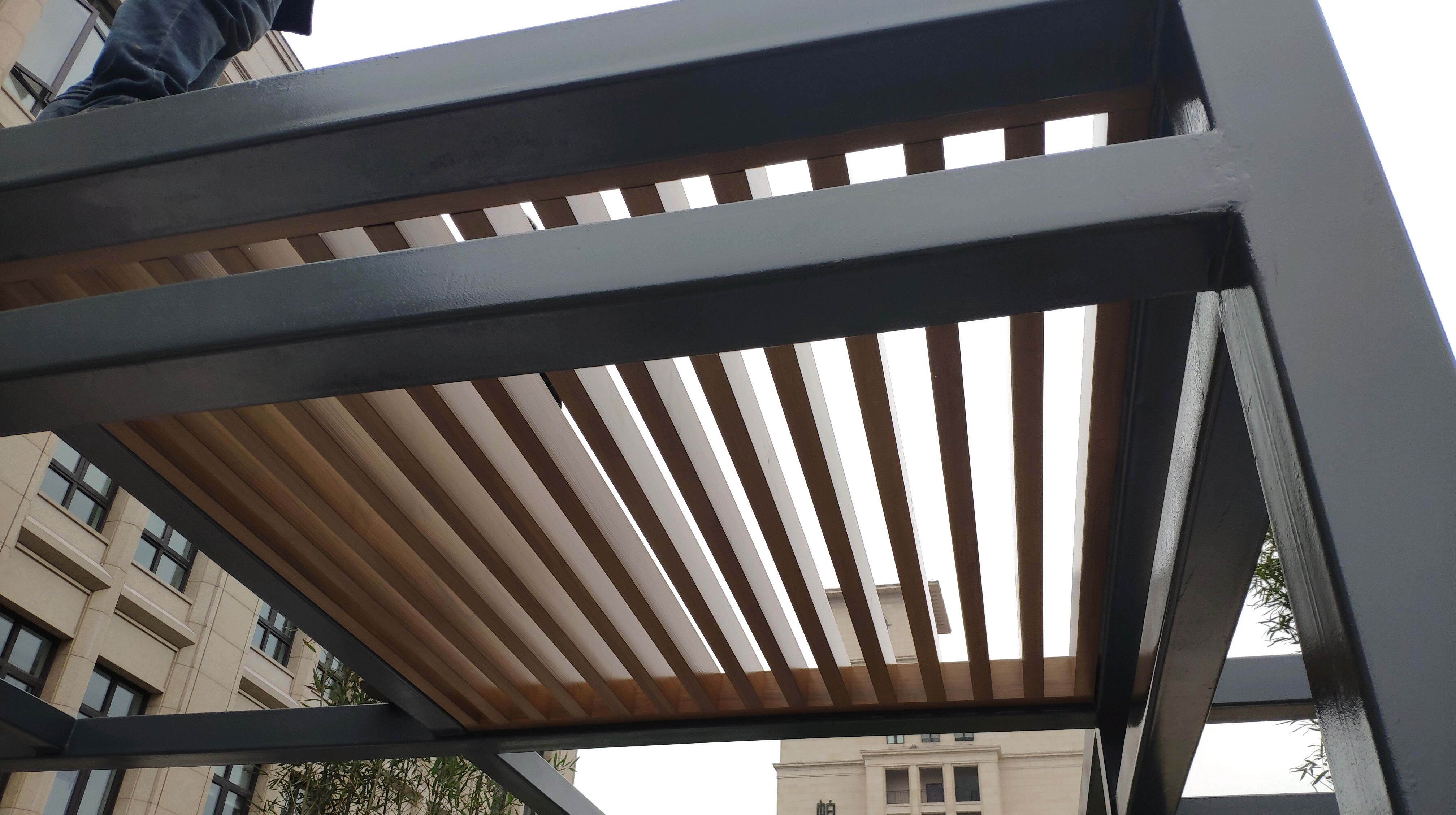 连廊顶部铝方通采用横竖交叉方式安装,方通连接的时候把角码放在顶部