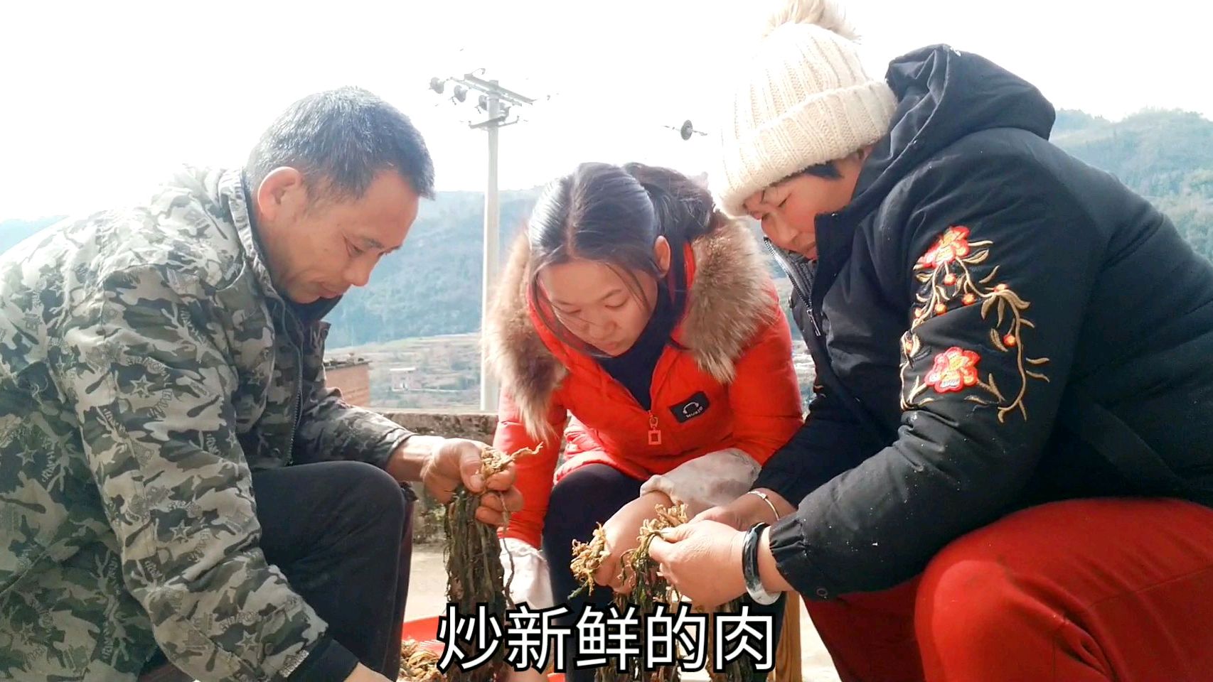 翠妹跟爸妈学做盐菜,满满一簸箕,它和五花肉最配特下饭