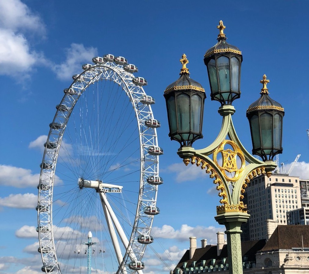 这个摩天轮厉害了,被人们叫做伦敦之眼,浪漫和现代化并存