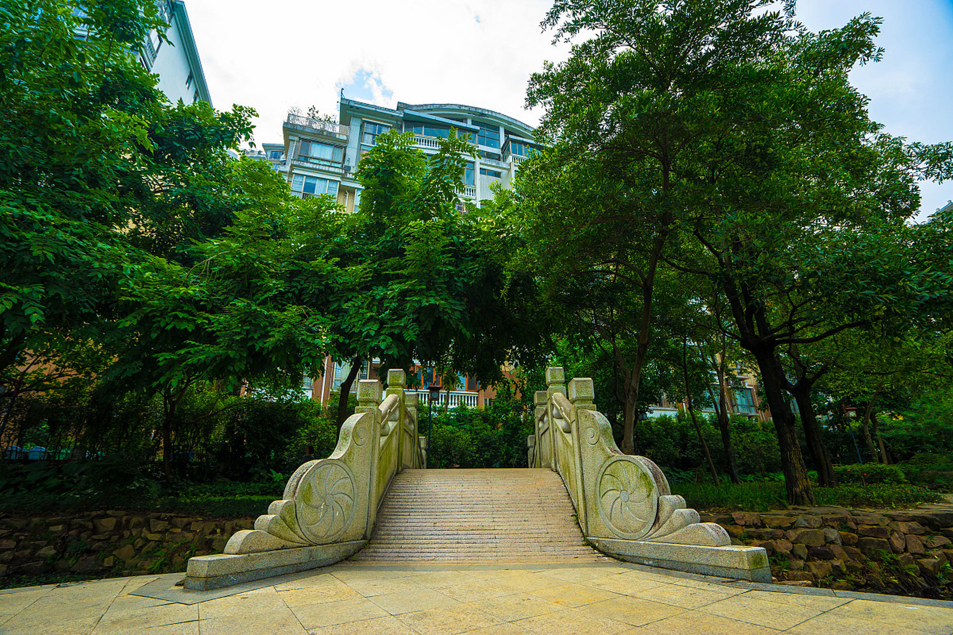 99 在繁华的重庆,有一个让人向往的"绿肺"——枇杷山公园