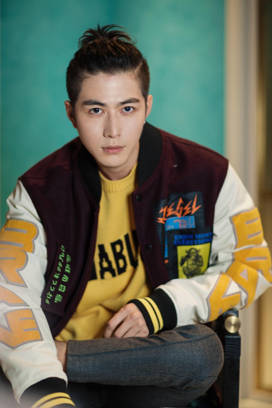 陈学冬以一身帅气的diesel暗红拼接飞行夹克,内搭fendi黄色毛衣及同