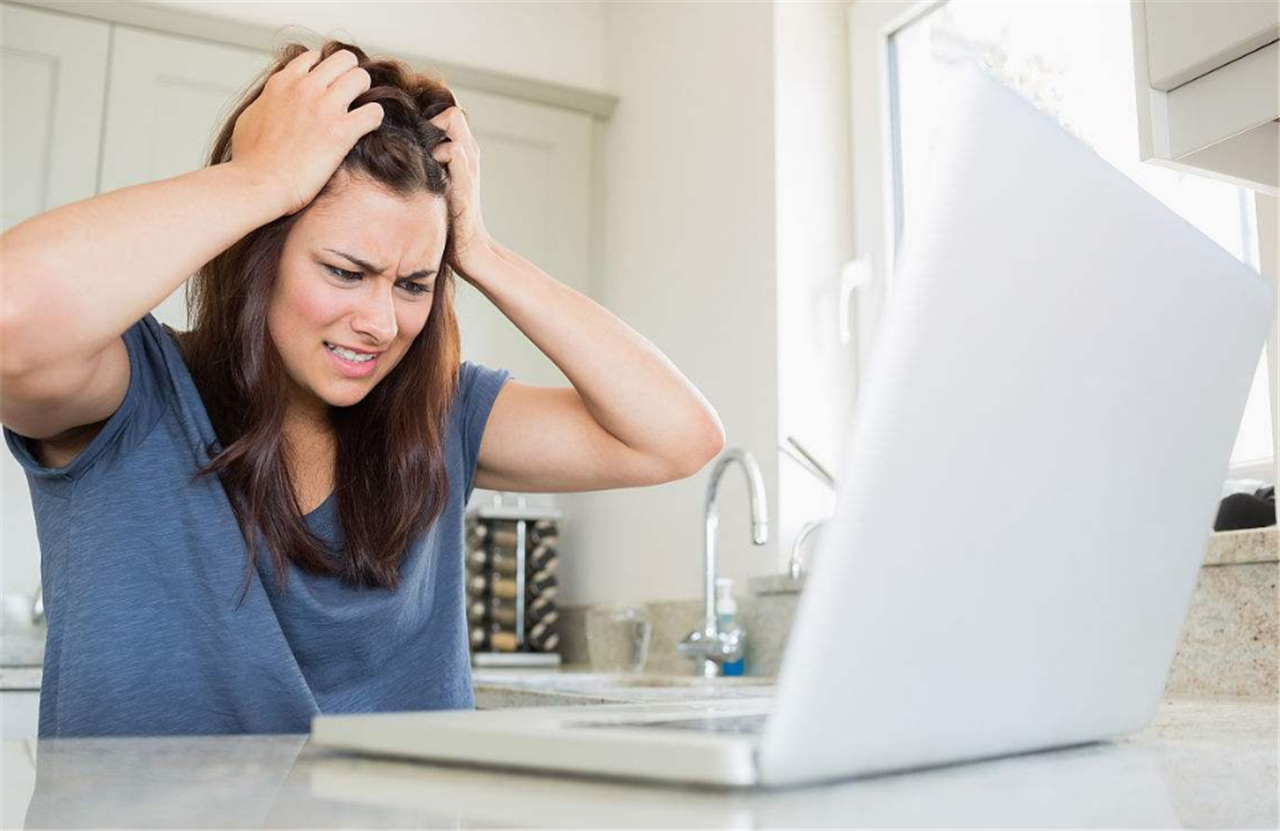 第四个: 情绪异常 有些女性在月经期间,情绪波动是比较大的.