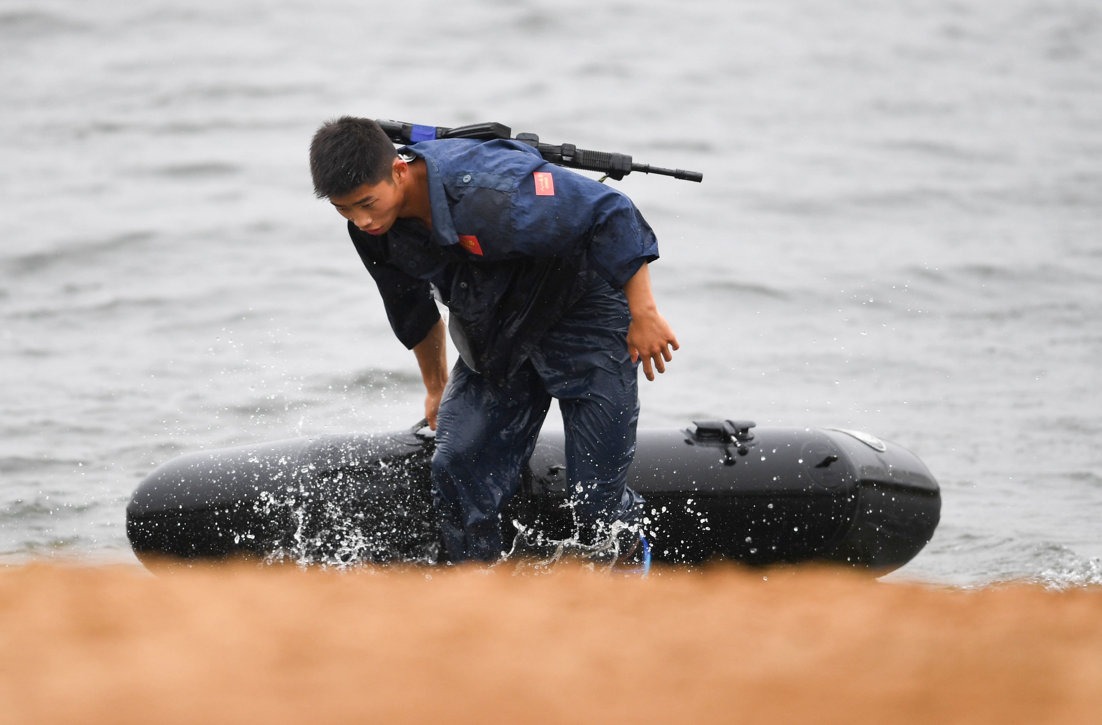 海军五项——中国队包揽男女个人和团体四枚金牌(2)