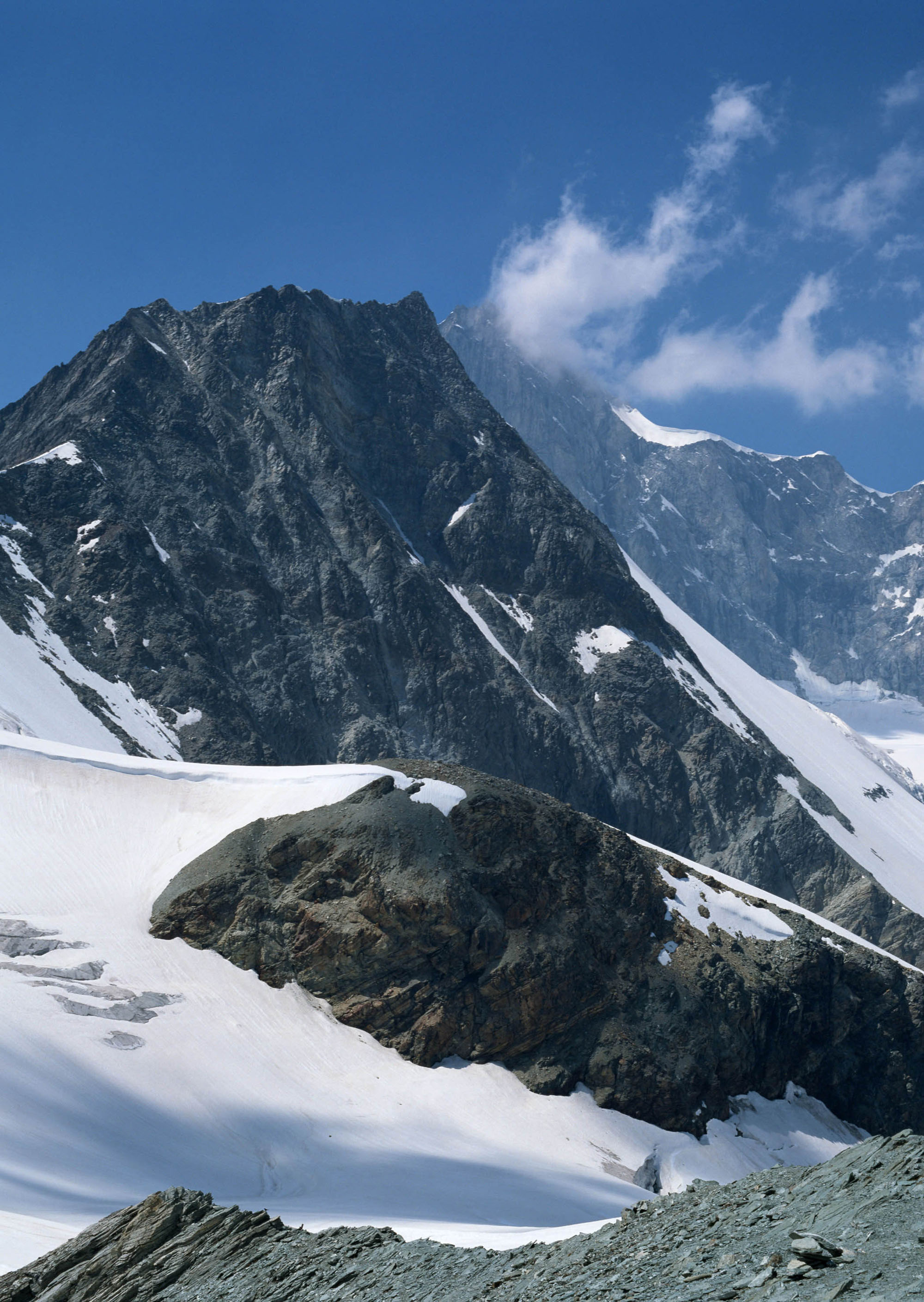 雪山很有层次感,天空中飘着云彩,一抬头总是能看到不一样的风景