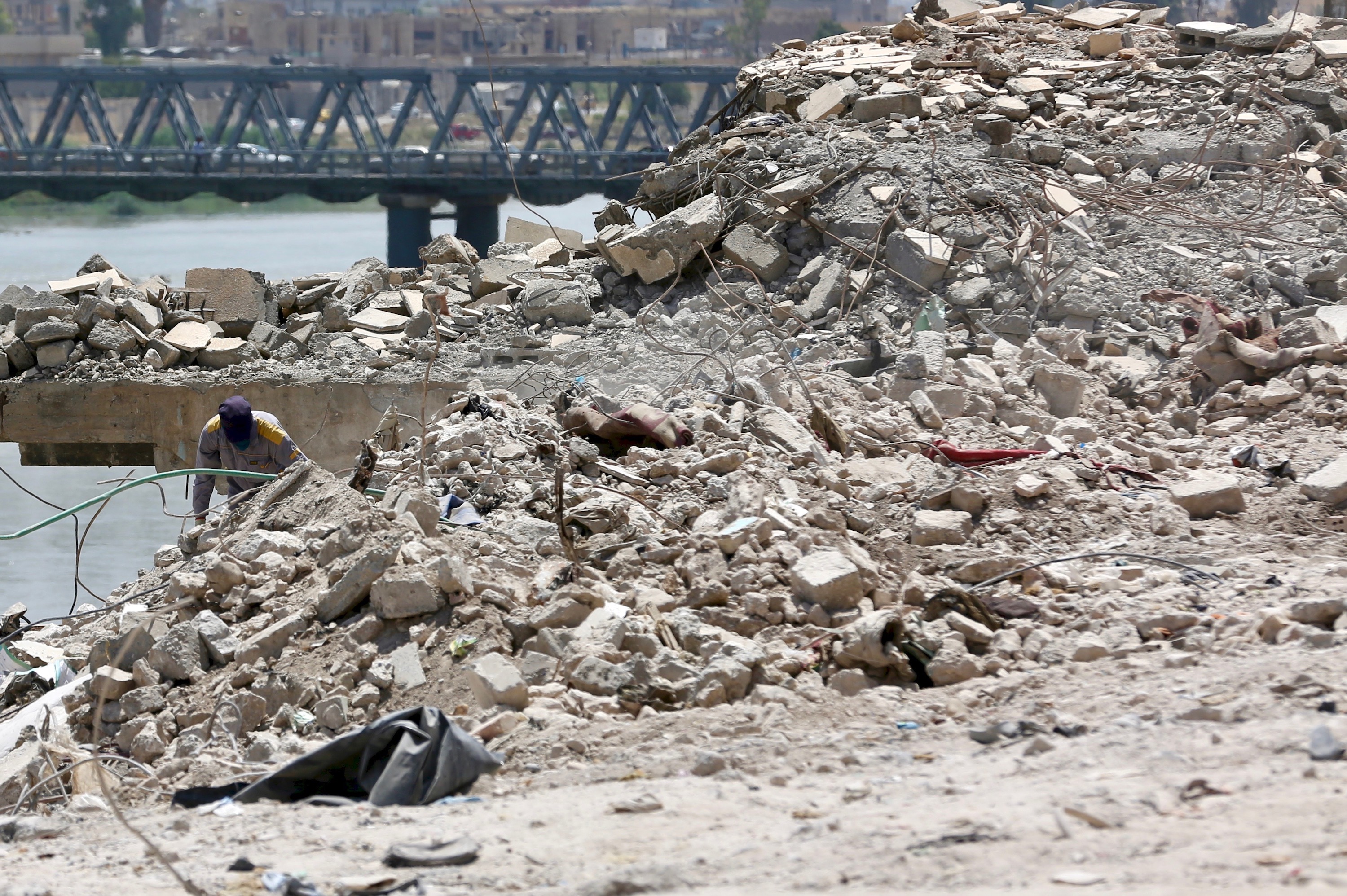 伊拉克摩苏尔战火废墟下已发掘出5000多具尸骸(1)